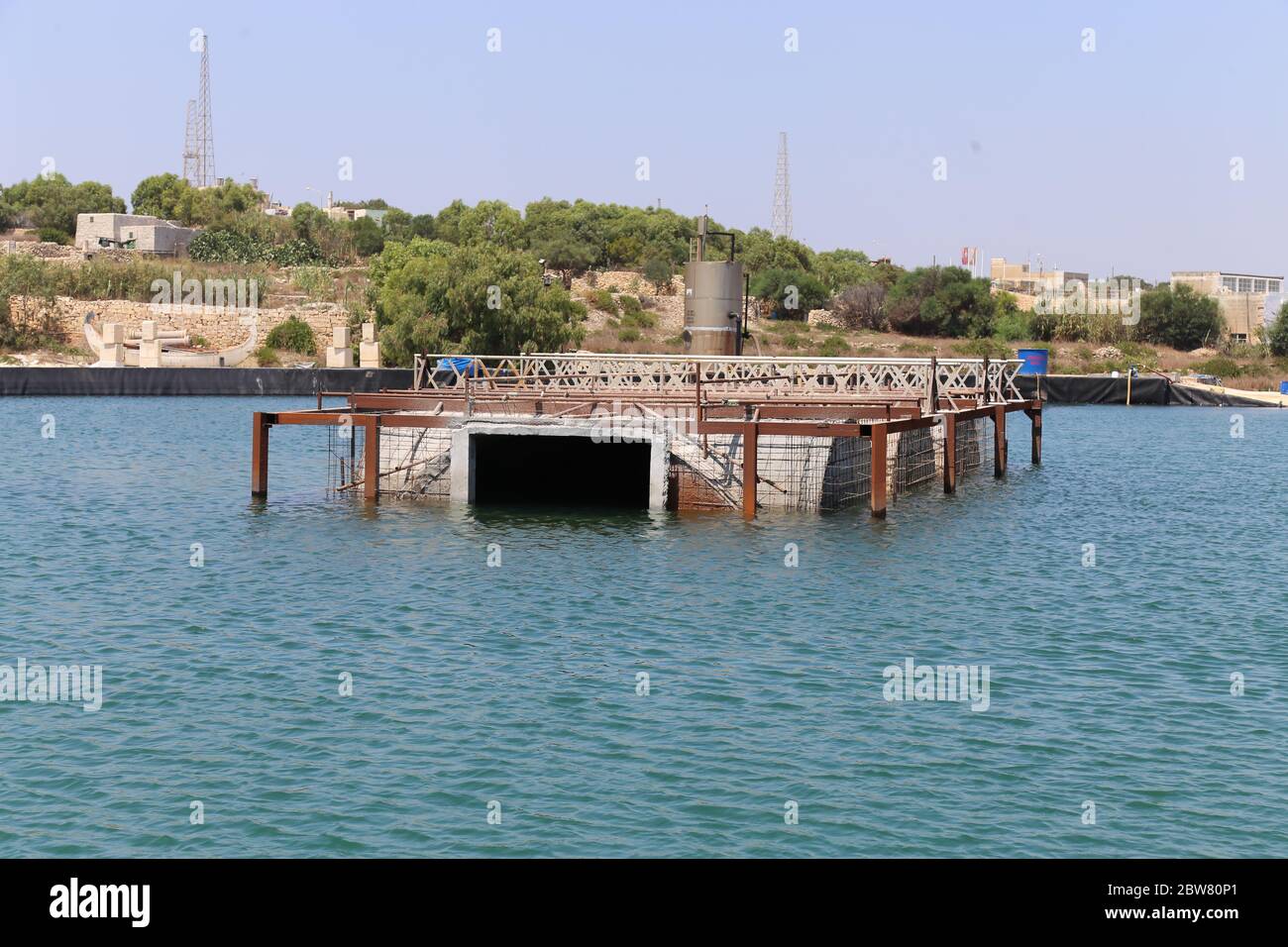 Kalkara / Malta - 14. Juli 2015 - Struktur im Inneren des Wassertanks gebaut, der in einem Film in den Malta Filmstudios verwendet wurde Stockfoto