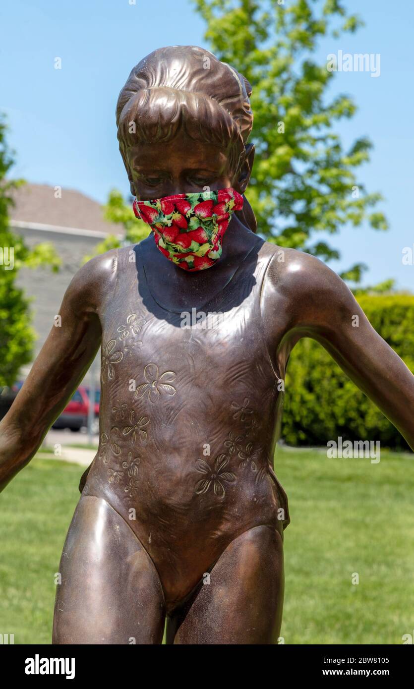 Masken auf Statuen, Covid-19 Ära, von James D Coppinger/Dembinsky Photo Assoc Stockfoto