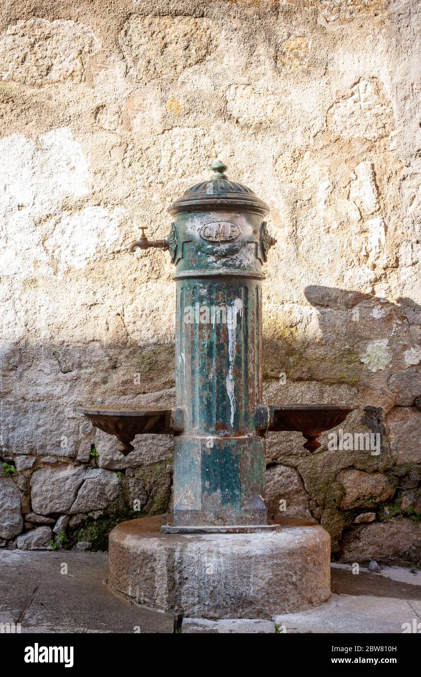 Ein alter Brunnen auf der Straße in der Altstadt von Porto, Portugal Stockfoto