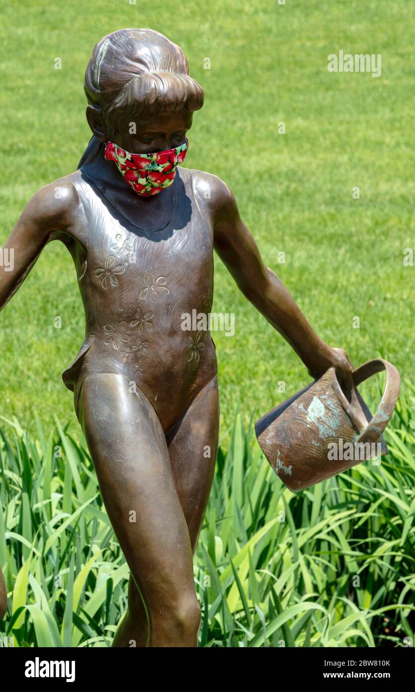 Masken auf Statuen, Covid-19 Ära, von James D Coppinger/Dembinsky Photo Assoc Stockfoto