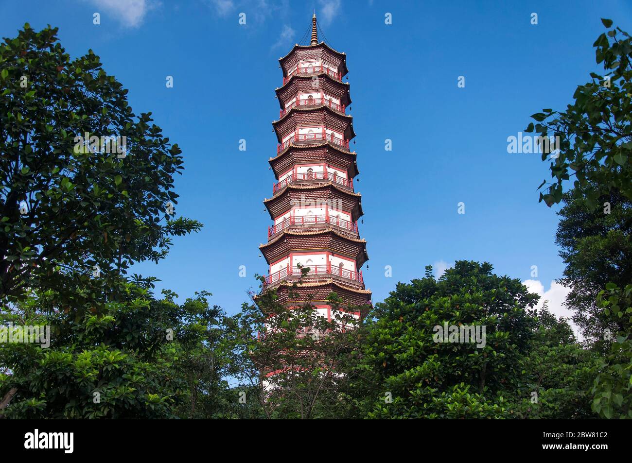 Chigang Pagode oder Turm in der Stadt Guangzhou in China in der Provinz Guangdong vor blauem Himmel. Stockfoto