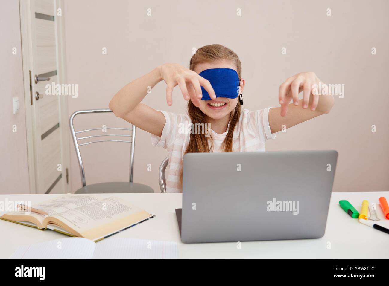 Wütend Teenager-Mädchen lernen Touch-Eingabe auf der Tastatur, Mädchen ist mit geschlossenen Augen mit Schlafmaske tippen Stockfoto