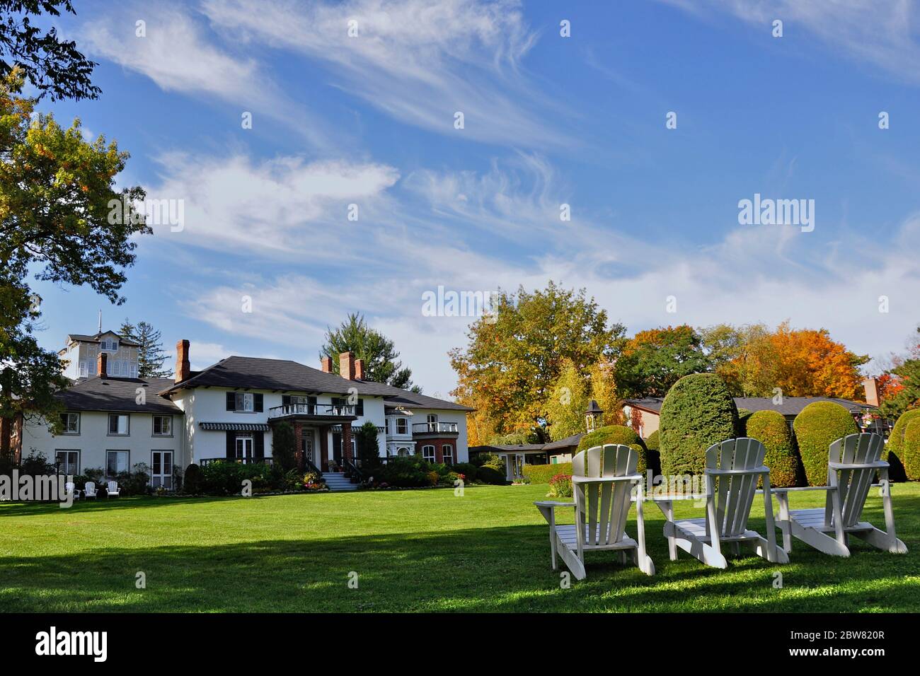 Das Touristenresort in Ontario, Kanada mit Muskoka Stühlen auf dem Vorgarten. Stockfoto