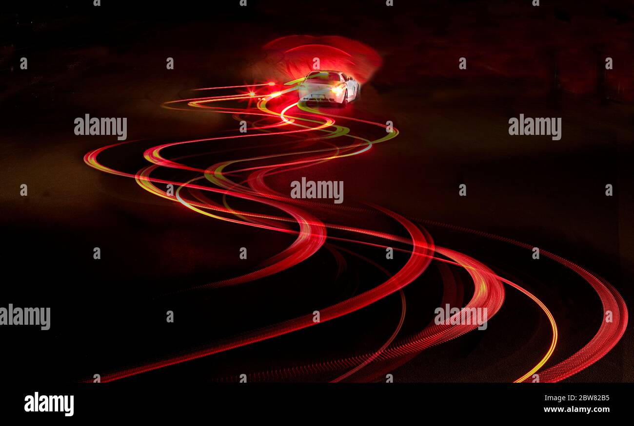 Mercedes-Benz SLS Coupé fährt nachts auf einer Teststrecke Stockfoto