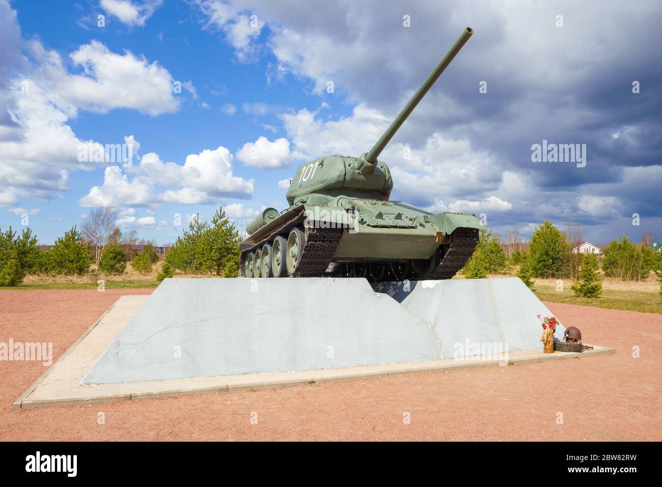 KIROVSK, RUSSLAND - 26. APRIL 2020: Panzerdenkmal T-34-85 auf dem Newskiy-Patch an einem Aprilnachmittag. Leningrad Stockfoto