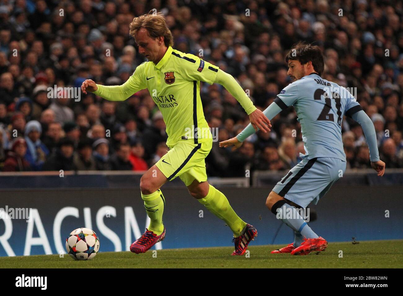 MANCHESTER, ENGLAND - Ivan Rakitic aus Barcelona und David Silva während der UEFA Champions League-Runde 16 1. Etappe zwischen Manchester City und FC Barcelona im Etihad Stadium, Manchester am Dienstag, 24. Februar 2015. Stockfoto