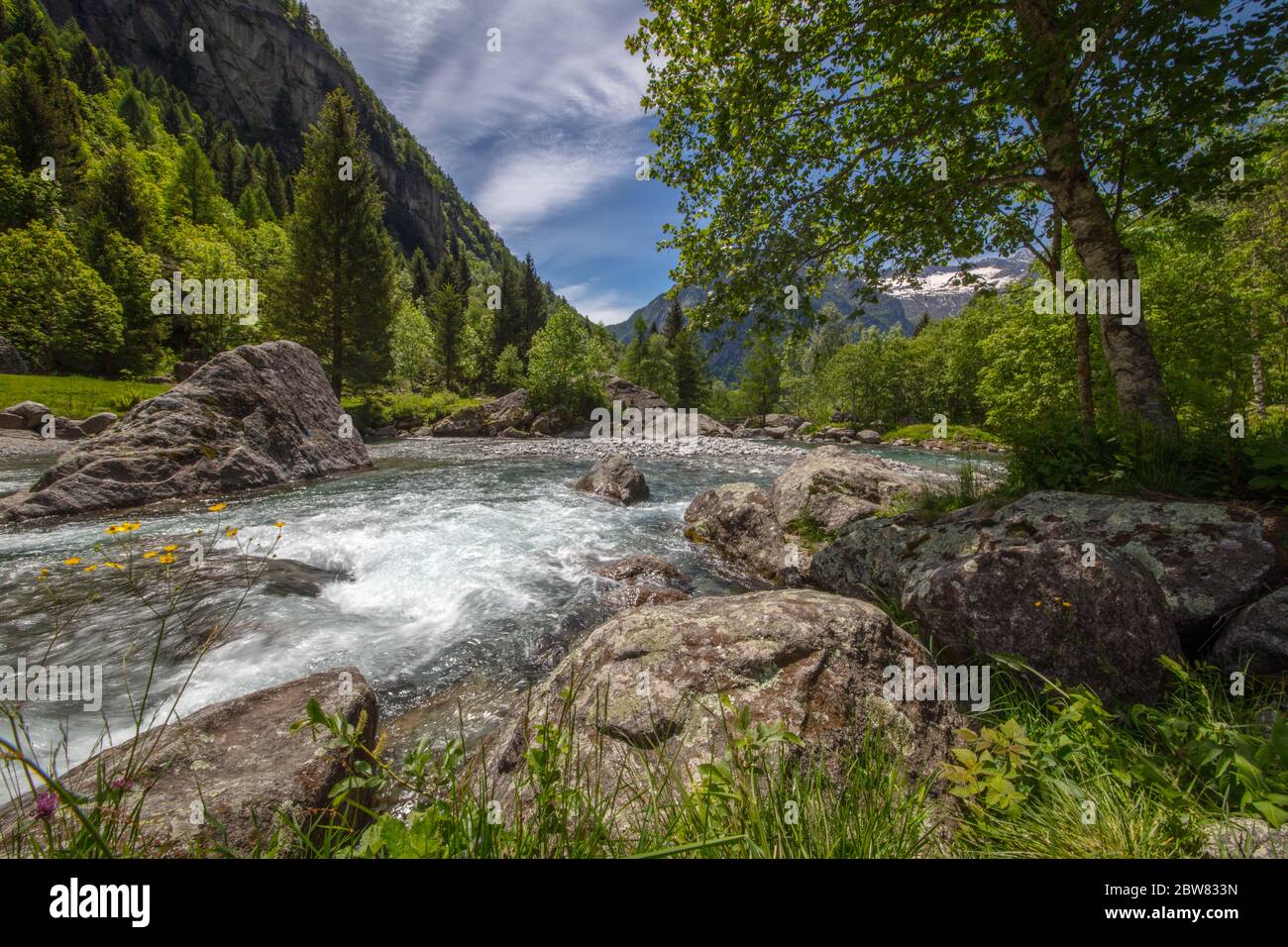 Ein fantastisches Weitwinkelbild der Berge des Val di Mello, Valtellina, Italien Stockfoto