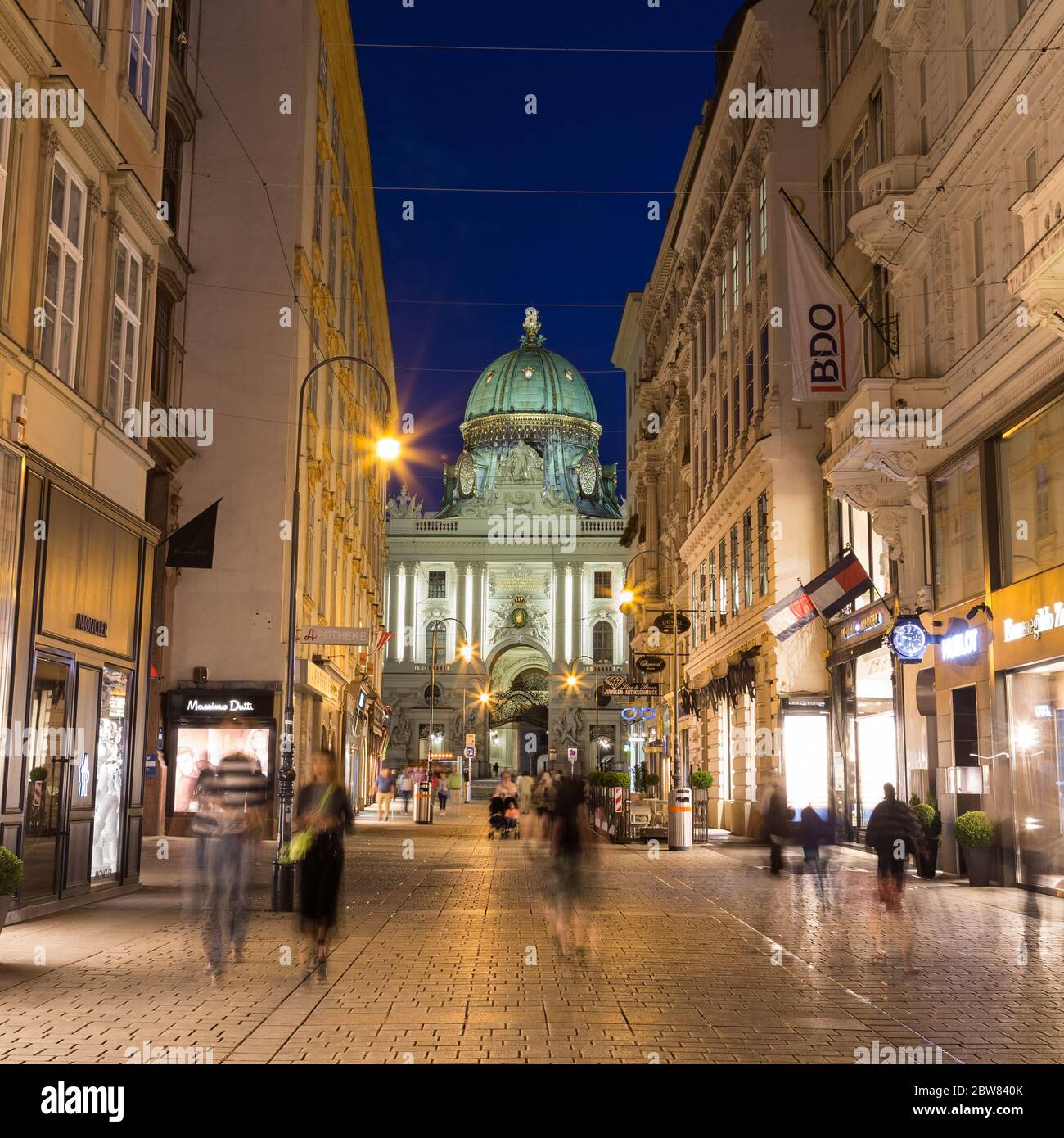 WIEN, ÖSTERREICH - 27. JULI 2015: Ein Blick auf den Kohlmarkt in Wien bei  Nacht, der das Äußere von Gebäuden und die Unschärfe der Menschen zeigt.  Teil des Hofbu Stockfotografie - Alamy