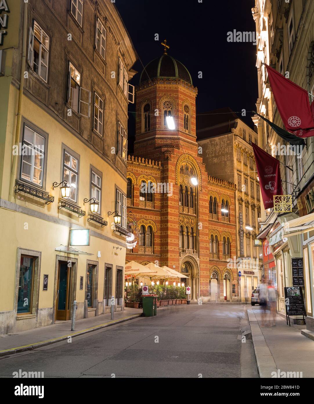 WIEN, ÖSTERREICH - 4. AUGUST 2015: Die Aussen der Griechenkirche zur heiligen Dreifaltigkeit in Wien nahe Stockfoto WIEN, ÖSTERREICH - 4. AUGUST 2015: Die Aussen der Griechenkirche zur heiligen Dreifaltigkeit in Wien nahe Stockfoto