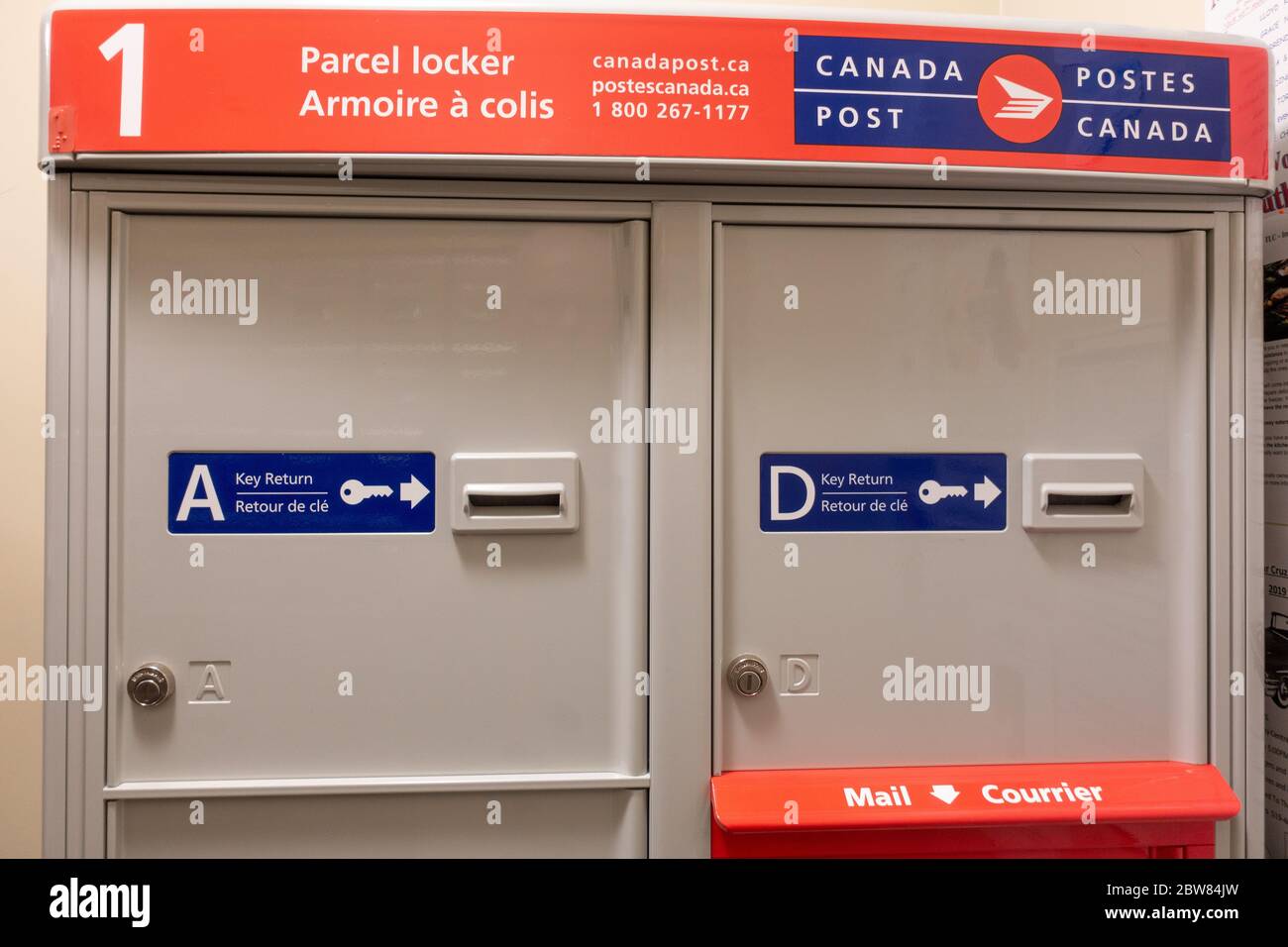 Ein neues Design Canada Post Paketschrank in einem Wohngebäude für große Paketlieferungen Stockfoto