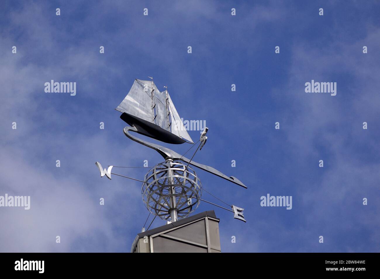 Schoner Segelboot Weathervane auf einem Gebäude Stockfoto