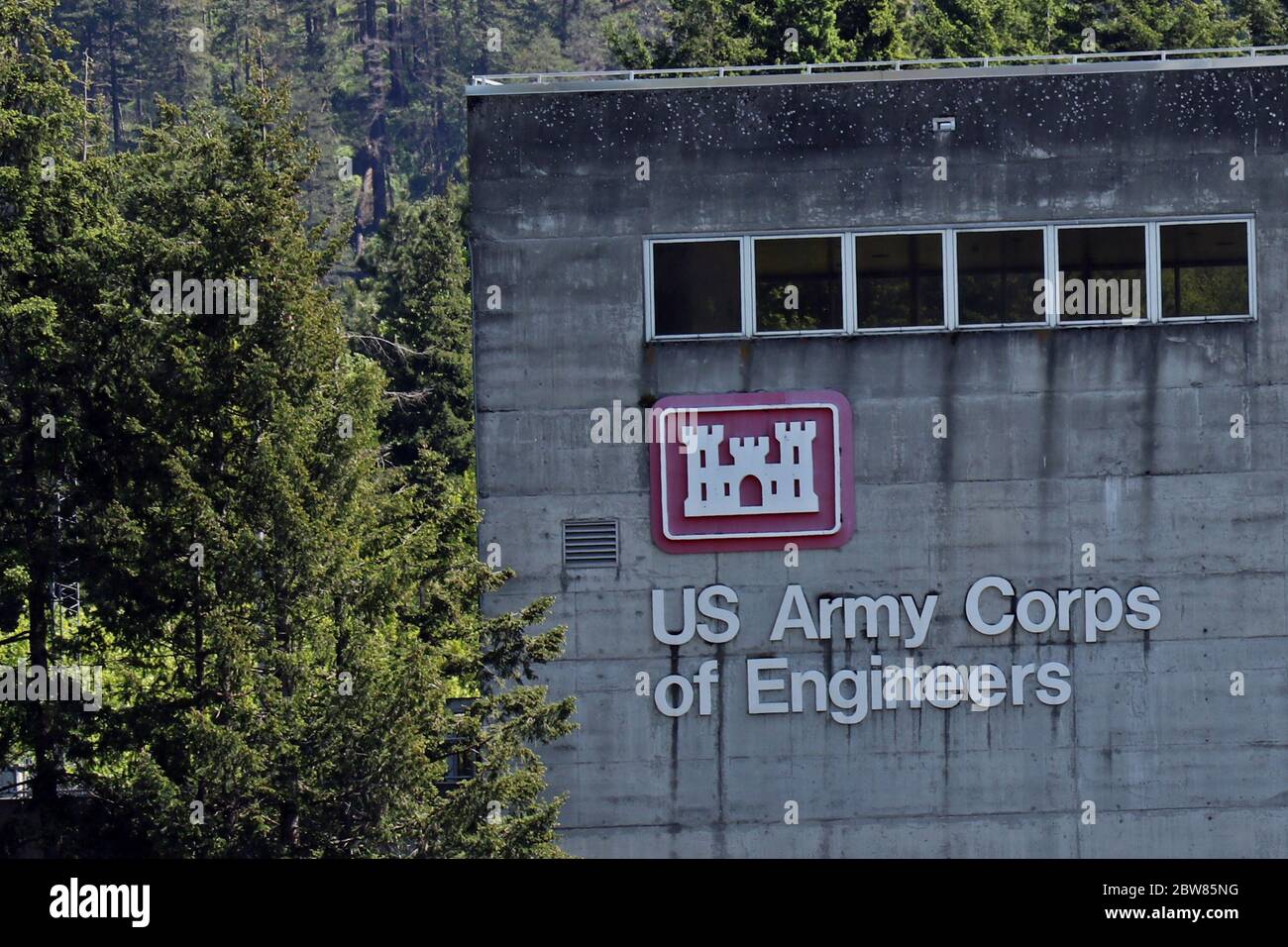 Das Emblem des Armeekorps der Ingenieure ist auf der Seite des Bonneville-Staudamms abgebildet. Stockfoto Das Emblem des Armeekorps der Ingenieure ist auf der Seite des Bonneville-Staudamms abgebildet. Stockfoto