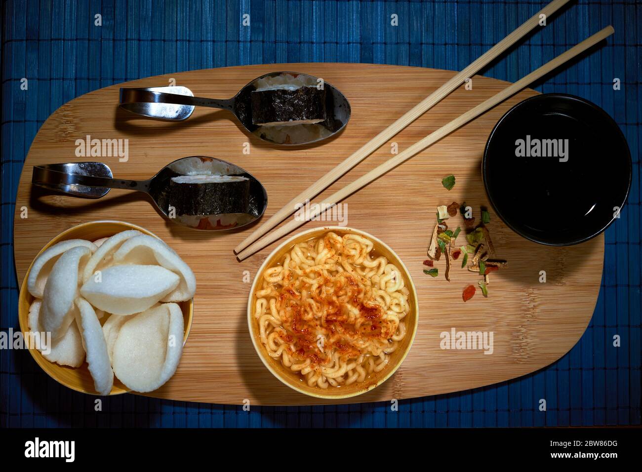 Bilder von Sushi am Abend allein zu Hause Stockfoto