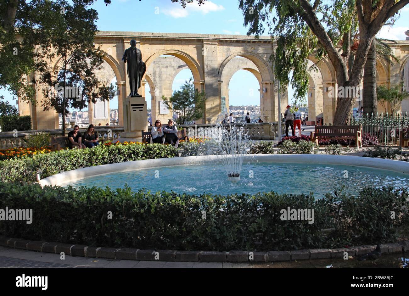 UPPER BARRAKKA GARDENS, VALLETTA, MALTA - 10. NOVEMBER 2019: Die Upper Barrakka Gardens bieten einen ruhigen und erholsamen Ort Stockfoto