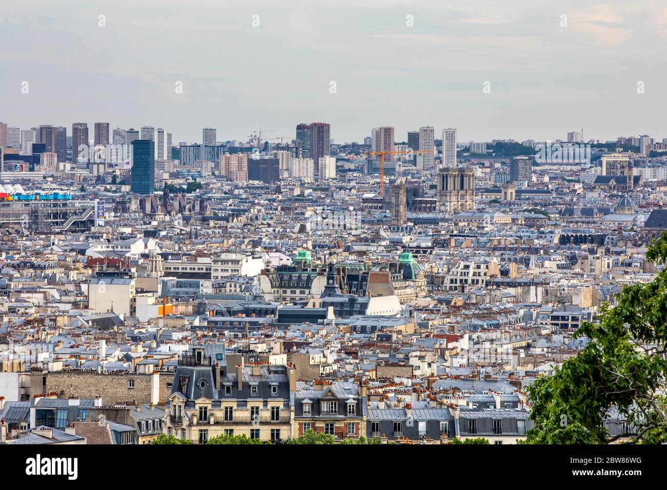 Paris, Frankreich - 12. Mai 2020: Luftaufnahme der Pariser Innenstadt vom Montmartre-Hügel aus Stockfoto Paris, Frankreich - 12. Mai 2020: Luftaufnahme der Pariser Innenstadt vom Montmartre-Hügel aus Stockfoto