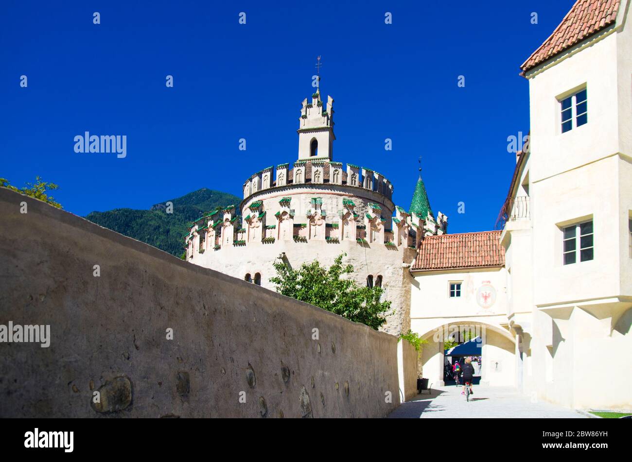 Altes Gebäude der Abtei von novacella, in italien, tirol, historisches Alpenkloster, mit schönen Weinbergen, Weinproduzenten Stockfoto