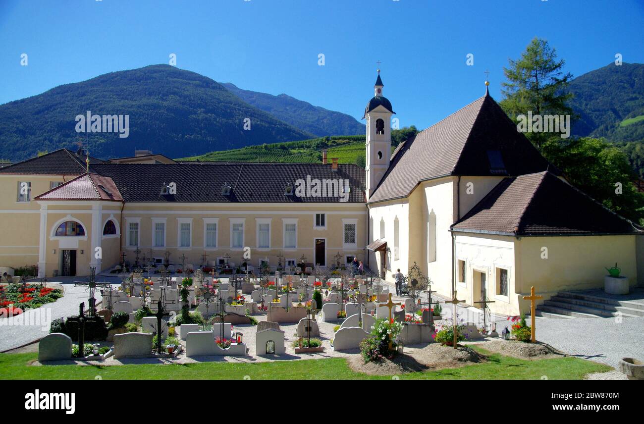 Altes Gebäude der Abtei von novacella, in italien, tirol, historisches Alpenkloster, mit schönen Weinbergen, Weinproduzenten Stockfoto