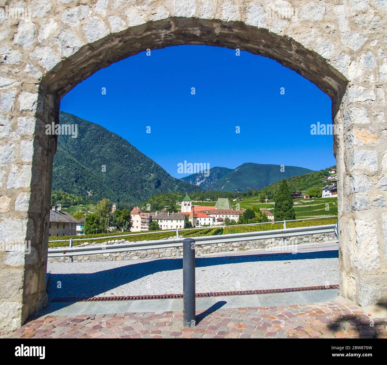 Eingang des alten Gebäudes der Abtei von novacella, in italien, tirol, historisches Alpenkloster, mit schönen Weinbergen, Weinproduzenten Stockfoto
