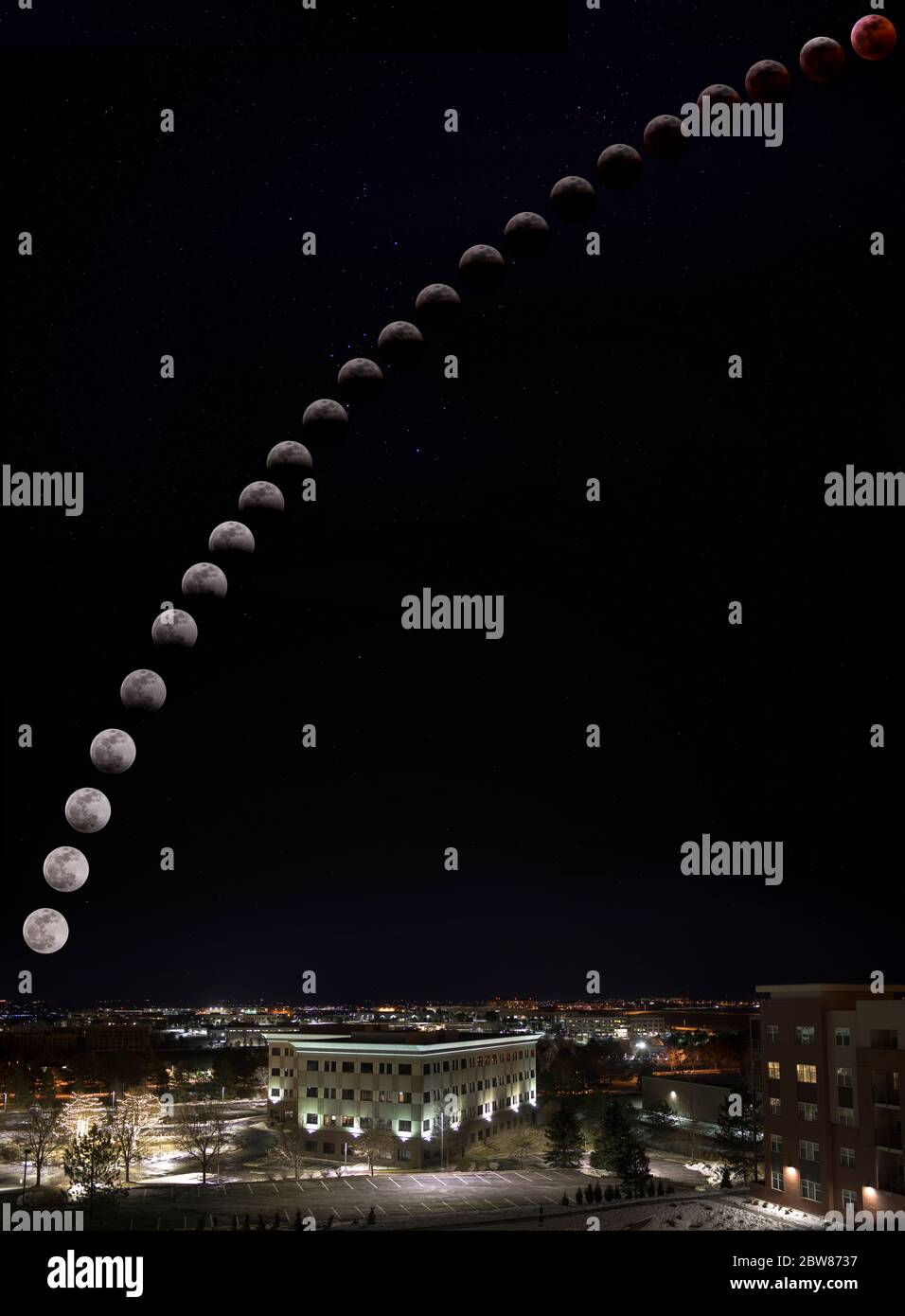 Januar 2019 Mondfinsternis Bild zusammengesetzt aus Sonnenfinsternis mit Sternen, Mond und Gebäuden in der Nähe von Denver, Colorado Stockfoto