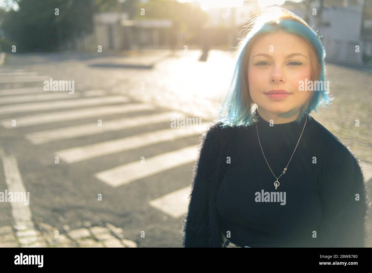 Junge Frau auf einem städtischen Hintergrund in Brasilien, posiert in der Stadt, natürlich und glücklich, selbstbewusst und stilvoll Stockfoto