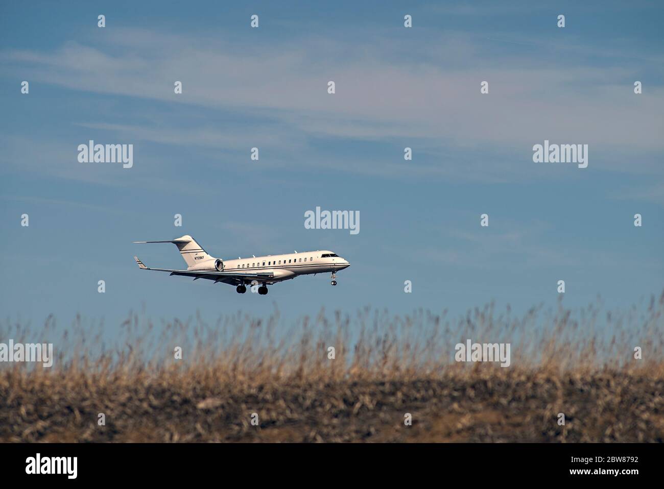 Bombadier BD-700 bei der Anfahrt zum Land am Centennial Airport Stockfoto