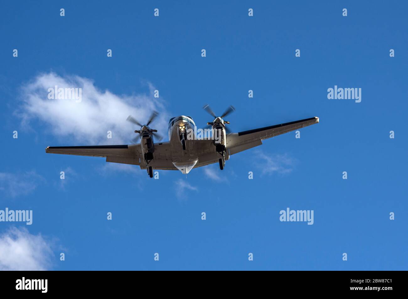 Beechcraft King Air 90 bei der Anfahrt zum Land am Centennial Airport Stockfoto