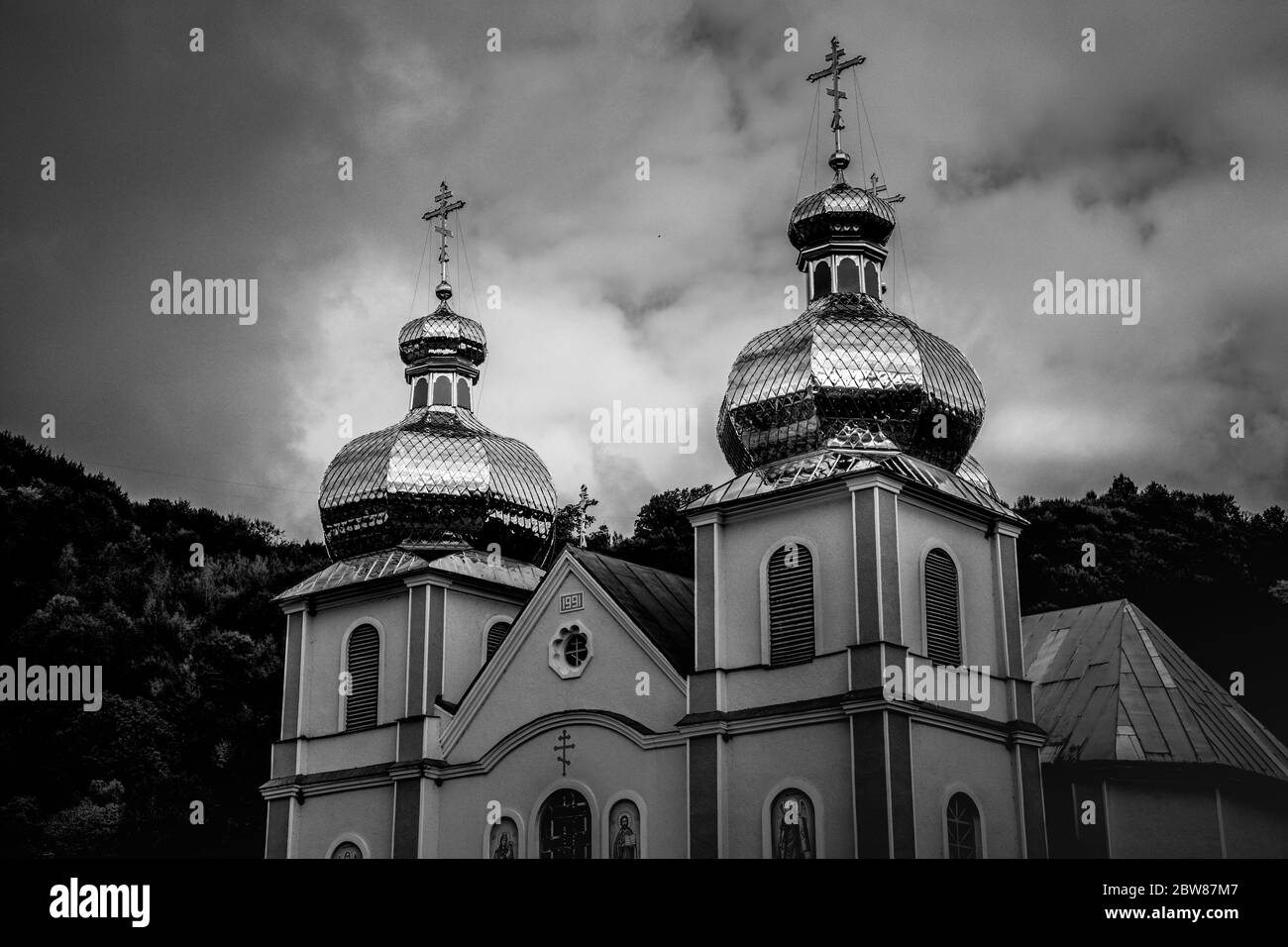 Kuppel der Kirche Kathedrale der Abstieg des Heiligen Geistes, Reisefoto, Ukraine, Rakhiv, schwarz-weiß-Fotos Stockfoto