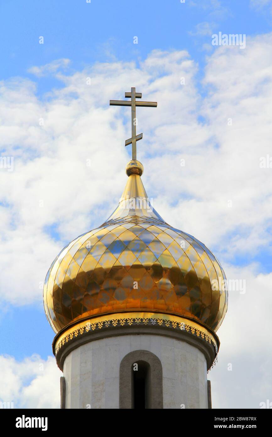 Goldene Kuppeln und Kreuze einer weißen orthodoxen christlichen Kirche gegen den Himmel. Denkmal für politische Gefangene in Syktywkar, Russland. Stockfoto