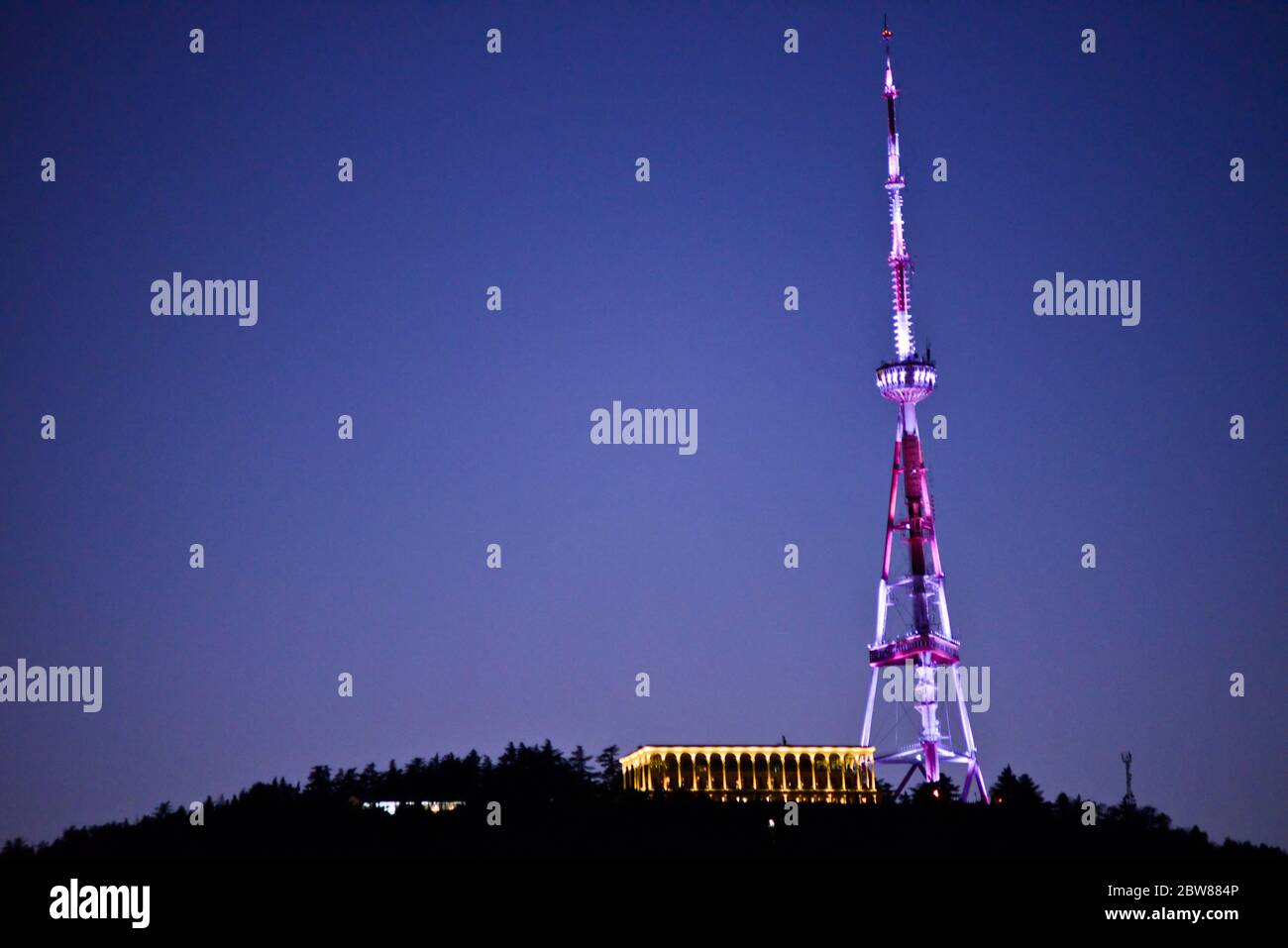 Tbilisi: Fernsehturm bei Sonnenuntergang. Republik Georgien Stockfoto