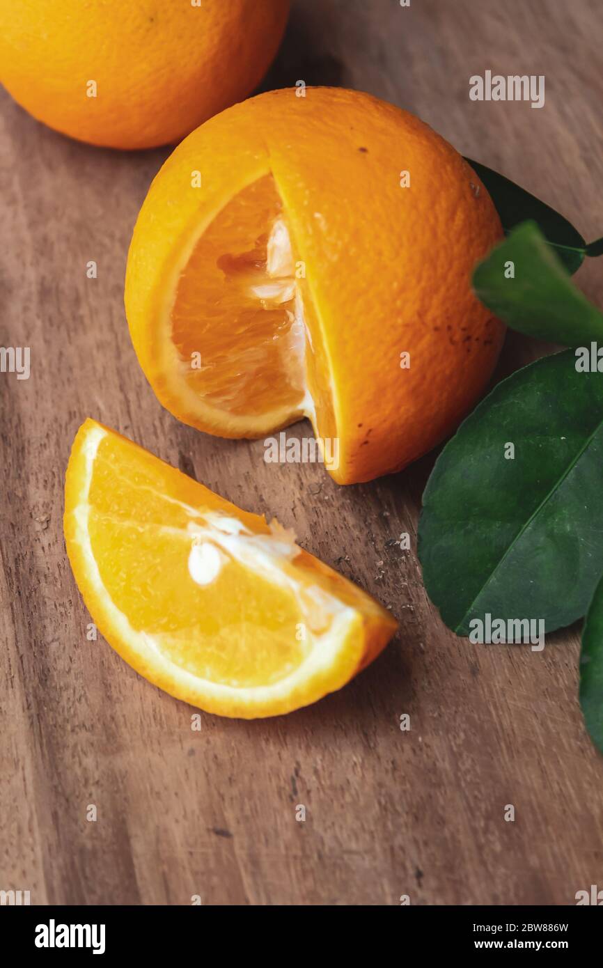 Bei Tageslicht in Scheiben geschnittene malta Orangen Stockfoto