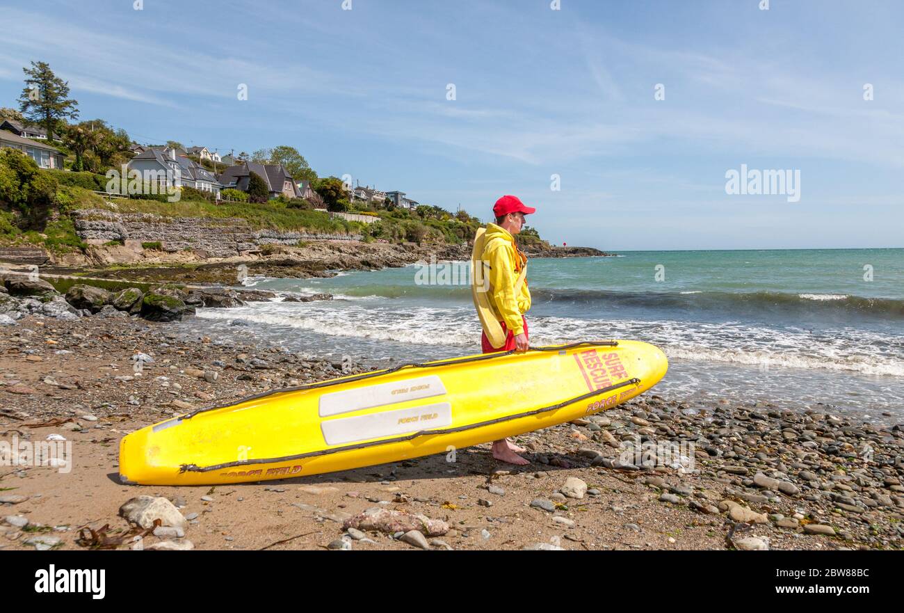 Fountainstown, Cork, Irland. Mai 2020. - Rettungsschwimmer Conor Cronin mit einem Rettungs-Paddle-Board im Notfall in Fountainstown Beach, Co. Cork, Irland. - das Wetter für den Feiertag wird warm und sonnig sein, mit Temperaturen zwischen 22-26 Grad celsius. - Credit; David Creedon / Alamy Live News Stockfoto