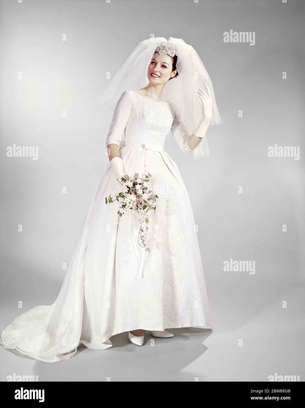 1960er Braut Stehend Tragen Lange Weisse Hochzeitskleid Kurze Net Schleier Lange Weisse Handschuhe Holkding Rosa Und Weiss Bridal Bouguet Kb5474 Har001 Hars Veranstaltung Gesundheit Zu Hause Leben Kopie Raum Freundschaft Voller