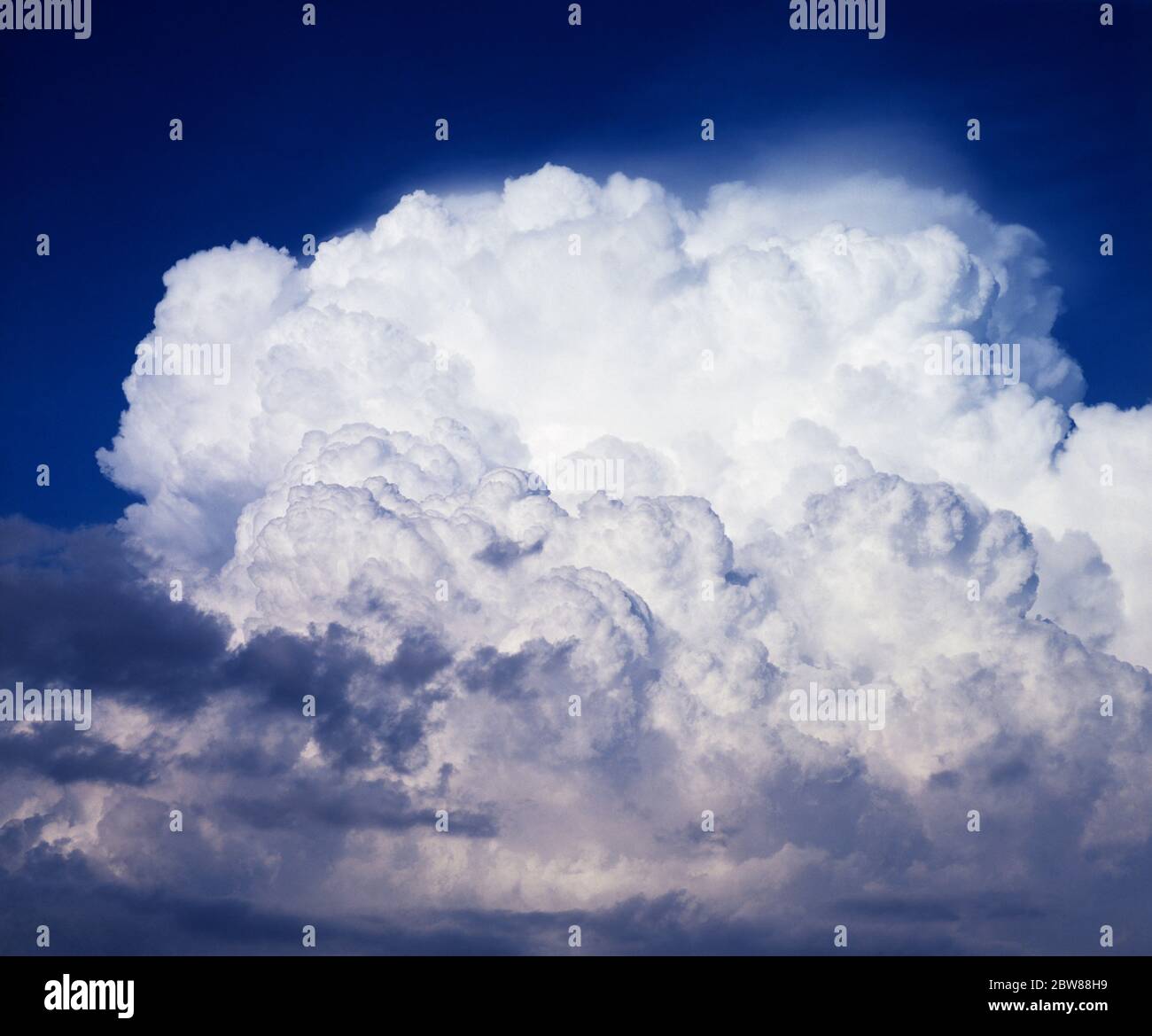 1980ER JAHRE HOCH AUFRAGENDE GESCHWOLLENE CUMULONIMBUS- UND CUMULUSWOLKEN VOLL ENTWICKELTE REIFE STUFE TEXAS USA - KC9002 HEL001 HARS REGENSTURM SQUALL LINE BEDROHLICH WASSERDAMPF ATMOSPHÄRE KONDENSATION CUMULONIMBUS WOLKEN ALTMODISCHE NIEDERSCHLAG STEIGT Stockfoto