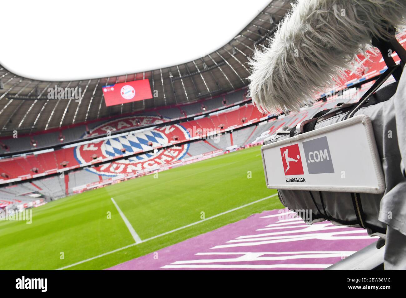 München, Deutschland, 30. Mai 2020, Fernsehkamera, Allianz-Arena, unsere Zuschauertribäne, beim Spiel 1.Bundesliga FC BAYERN MÜNCHEN - FORTUNA DÜSSELDORF in der Saison 2019/2020 am 29.Spieltag. Foto: © Peter Schatz / Alamy Live News / Frank Hörmann/Sven Simon/Pool - DFL-BESTIMMUNGEN VERBIETEN DIE VERWENDUNG VON FOTOS als BILDSEQUENZEN und/oder QUASI-VIDEO - Nationale und internationale Nachrichtenagenturen DÜRFEN NUR redaktionell verwendet werden Stockfoto