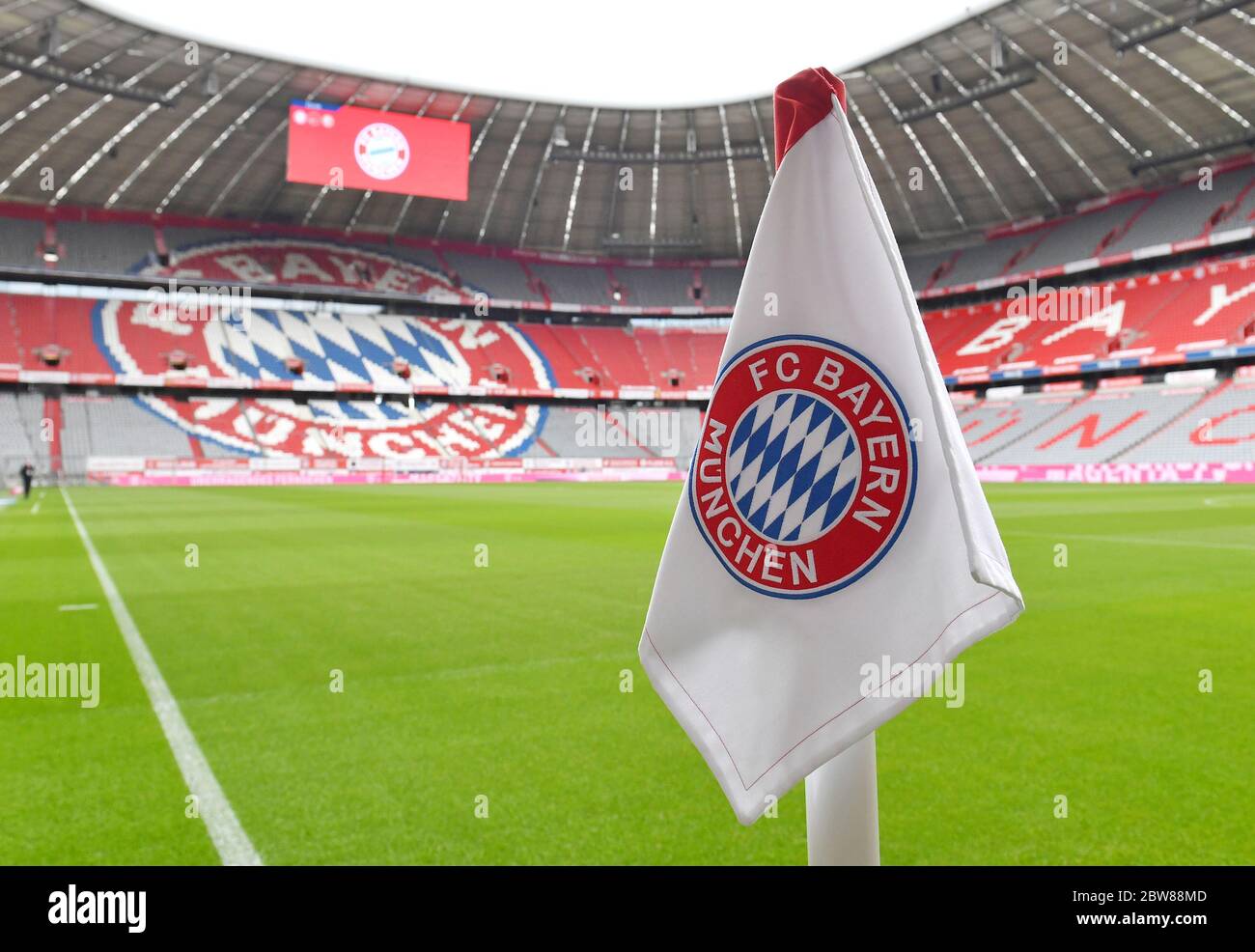 München, Deutschland, 30. Mai 2020, Eckfahne, Allianz-Arena, unsere Zuschauertribäne, beim Spiel 1.Bundesliga FC BAYERN MÜNCHEN - FORTUNA DÜSSELDORF in der Saison 2019/2020 am 29.Spieltag. Foto: © Peter Schatz / Alamy Live News / Frank Hörmann/Sven Simon/Pool - DFL-BESTIMMUNGEN VERBIETEN DIE VERWENDUNG VON FOTOS als BILDSEQUENZEN und/oder QUASI-VIDEO - Nationale und internationale Nachrichtenagenturen DÜRFEN NUR redaktionell verwendet werden Stockfoto