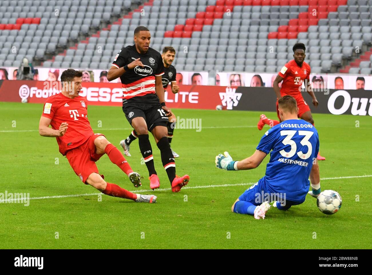 München, Deutschland, 30. Mai 2020, Robert LEWANDOWSKI (M) schiesst das 4:0, Florian KASTENMEIER, DUS 33 beim Spiel 1.Bundesliga FC BAYERN MÜNCHEN - FORTUNA DÜSSELDORF in der Saison 2019/2020 am 29.Spieltag. Foto: © Peter Schatz / Alamy Live News / Frank Hörmann/Sven Simon/Pool - DFL-BESTIMMUNGEN VERBIETEN DIE VERWENDUNG VON FOTOS als BILDSEQUENZEN und/oder QUASI-VIDEO - Nationale und internationale Nachrichtenagenturen DÜRFEN NUR redaktionell verwendet werden Stockfoto