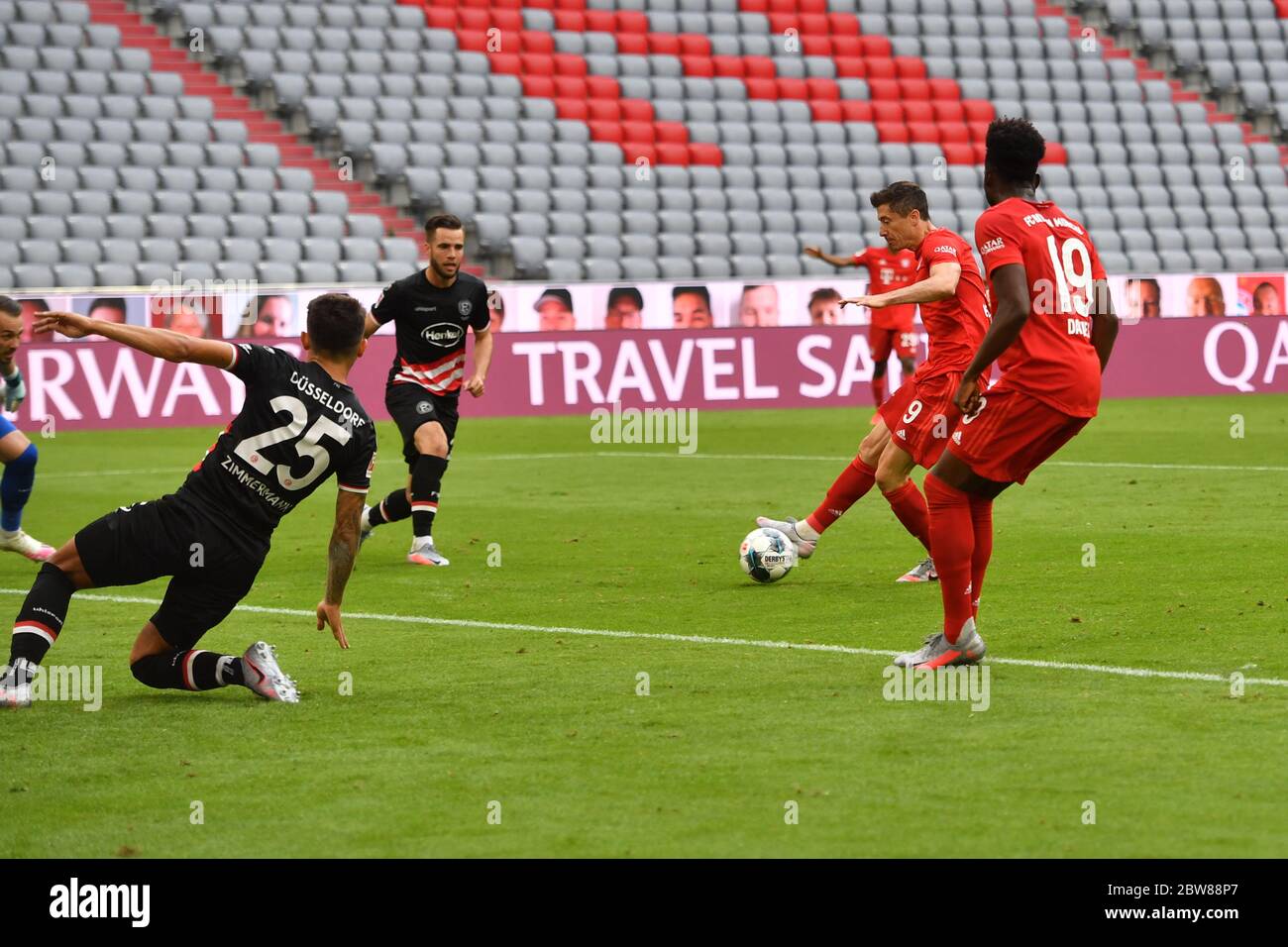 München, Deutschland, 30. Mai 2020, Robert LEWANDOWSKI, FCB 9 erzielt, schießt Tor für 3-0 beim Spiel 1.Bundesliga FC BAYERN MÜNCHEN - FORTUNA DÜSSELDORF in der Saison 2019/2020 am 29.Spieltag. Foto: © Peter Schatz / Alamy Live News / Frank Hörmann/Sven Simon/Pool - DFL-BESTIMMUNGEN VERBIETEN DIE VERWENDUNG VON FOTOS als BILDSEQUENZEN und/oder QUASI-VIDEO - Nationale und internationale Nachrichtenagenturen DÜRFEN NUR redaktionell verwendet werden Stockfoto