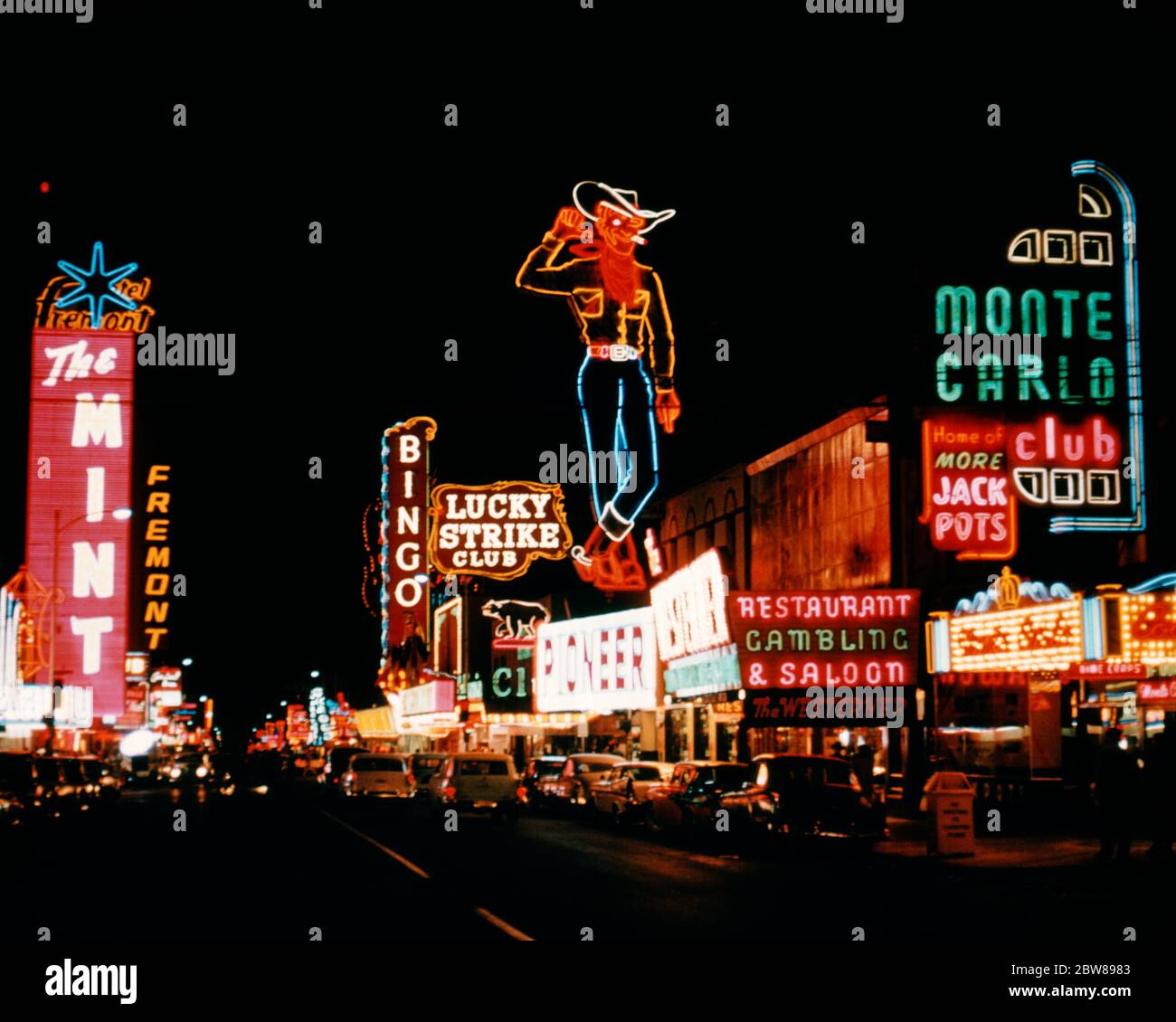 1950ER JAHRE BUNTE NEONSCHILDER LICHT INNENSTADT NACHTLEBEN ENTLANG FREMONT STREET LAS VEGAS NEVADA USA - KR11229 LAN001 HARS ABENTEUER AUFREGUNG AUSSEN GELEGENHEIT NEVADA BERUFE FREMONT GLÜCKSSPIEL WETTE DIE MINZE LAS VEGAS MONTE CARLO WETTE WETTEN CHANCE NV ALTMODISCH Stockfoto