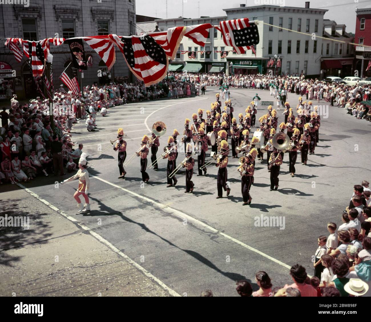 1950ER PATRIOTISCHE 4. JULI PARADE KLEINE STADT PLATZ HIGH SCHOOL MARCHING BAND GETTYSBURG PENNSYLVANIA USA - KP535 HEL001 HARS NATIONAL VEREINIGTE STAATEN KOPIERER RAUM VOLLER LÄNGE PERSONEN VIERTE VEREINIGTE STAATEN VON AMERIKA TEENAGER MÄDCHEN TEENAGER JUNGE UNTERHALTUNG AMERICANA NORDAMERIKA FREIHEIT NORDAMERIKA DARSTELLENDE KUNST WEITWINKEL FEIERN GLÜCK HOCH WINKEL STÄRKE AUFREGUNG ERHOLUNG STOLZ 1776 BUNTING HIGH SCHOOL LOKALEN KONZEPTIONELLEN PATRIOTISCHEN MAJORETTE KLEINE STADT STADT PLATZ ZUSAMMENARBEIT 4. JULI CROSSWALK TROMMEL MAJOR FEDERAL 4. JULI UNABHÄNGIGKEITSTAG 4. JULI ALTMODISCHE PARADEN Stockfoto