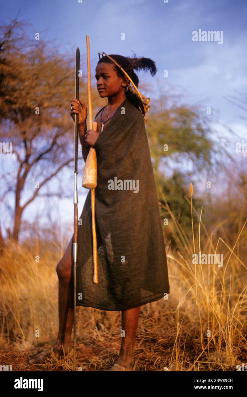 1970ER TEENAGER JUNGE NOMADISCHE MAASAI JUGEND VON OSTAFRIKA STEHEND SPEER IN AMBOSELI NATIONALPARK KENIA AFRIKA - KR25214 SPE001 HARS MÄNNCHEN TEENAGER JUNGE AMBOSELI FREIHEIT ABENTEUER IN DER KÜRBIS MAASAI NOMADISCHE KULTUR TEENAGED ZOLL NATIONALPARK JUGENDLICHE KENIA NOMAD JUNGE ERWACHSENE MANN INDIGENEN ALTMODISCHEN SPEER Stockfoto