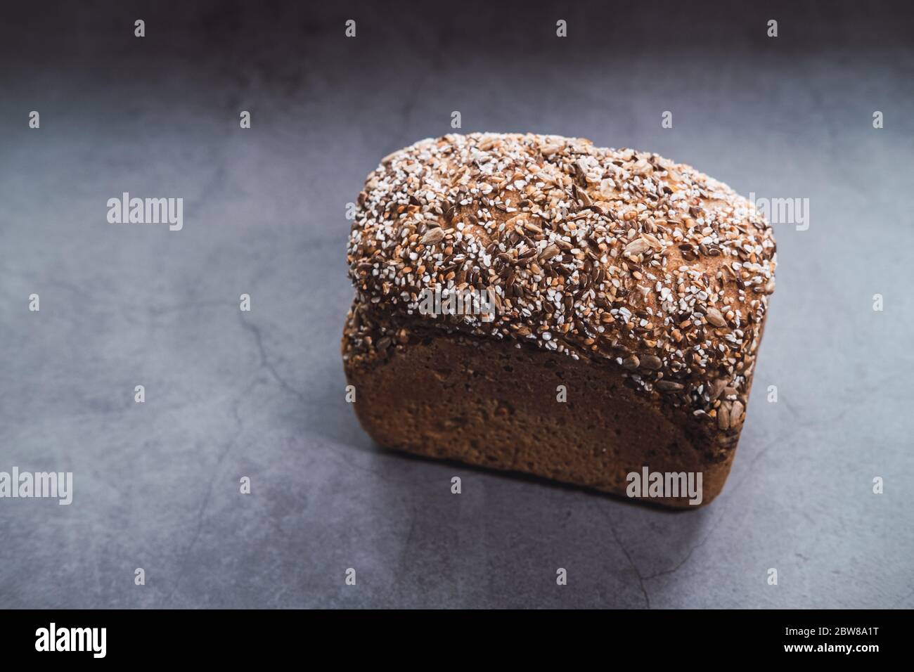 Multi Samen braunes Brot isoliert auf Beton Hintergrund. Stockfoto