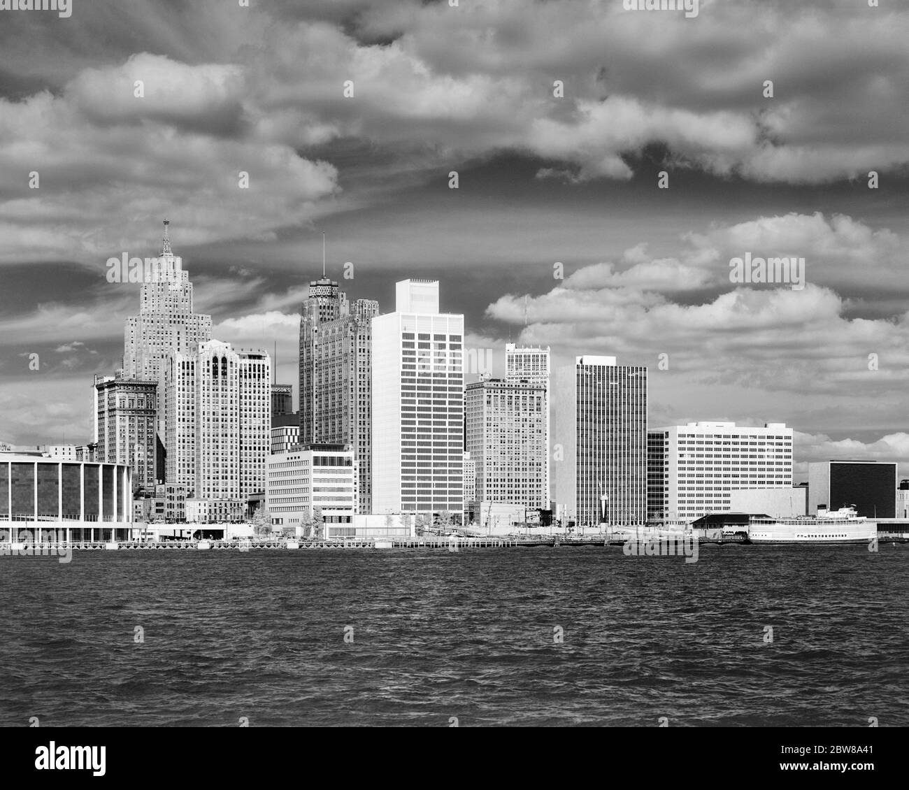 1960ER BLICK ÜBER DEN DETROIT RIVER AUF DIE SKYLINE DER INNENSTADT VON DETROIT WAYNE COUNTY MICHIGAN USA - R17702 HAR001 HARS ALTMODISCH Stockfoto