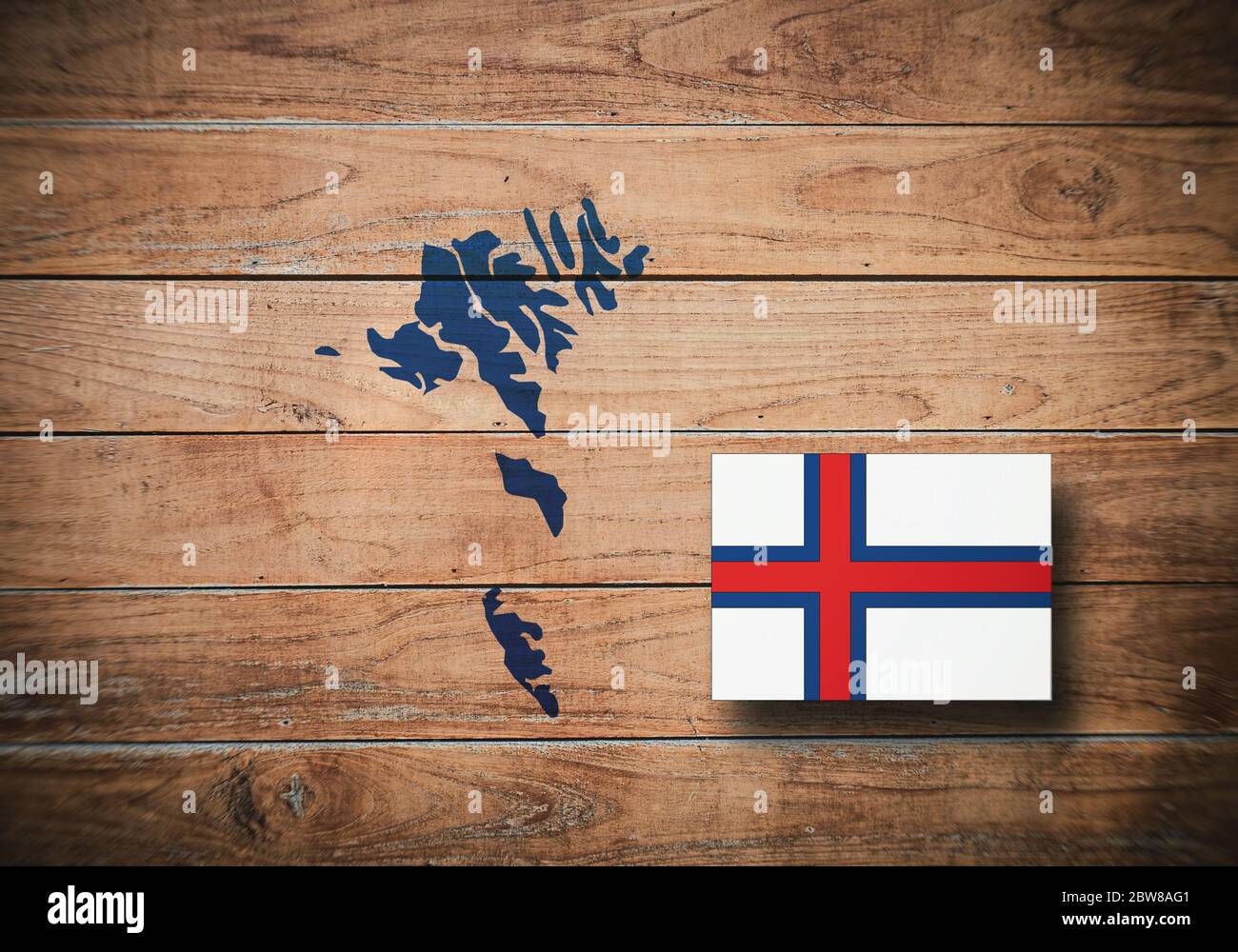Karte und Flagge der Färöer Inseln auf Holzhintergrund, 3D-Illustration Stockfoto