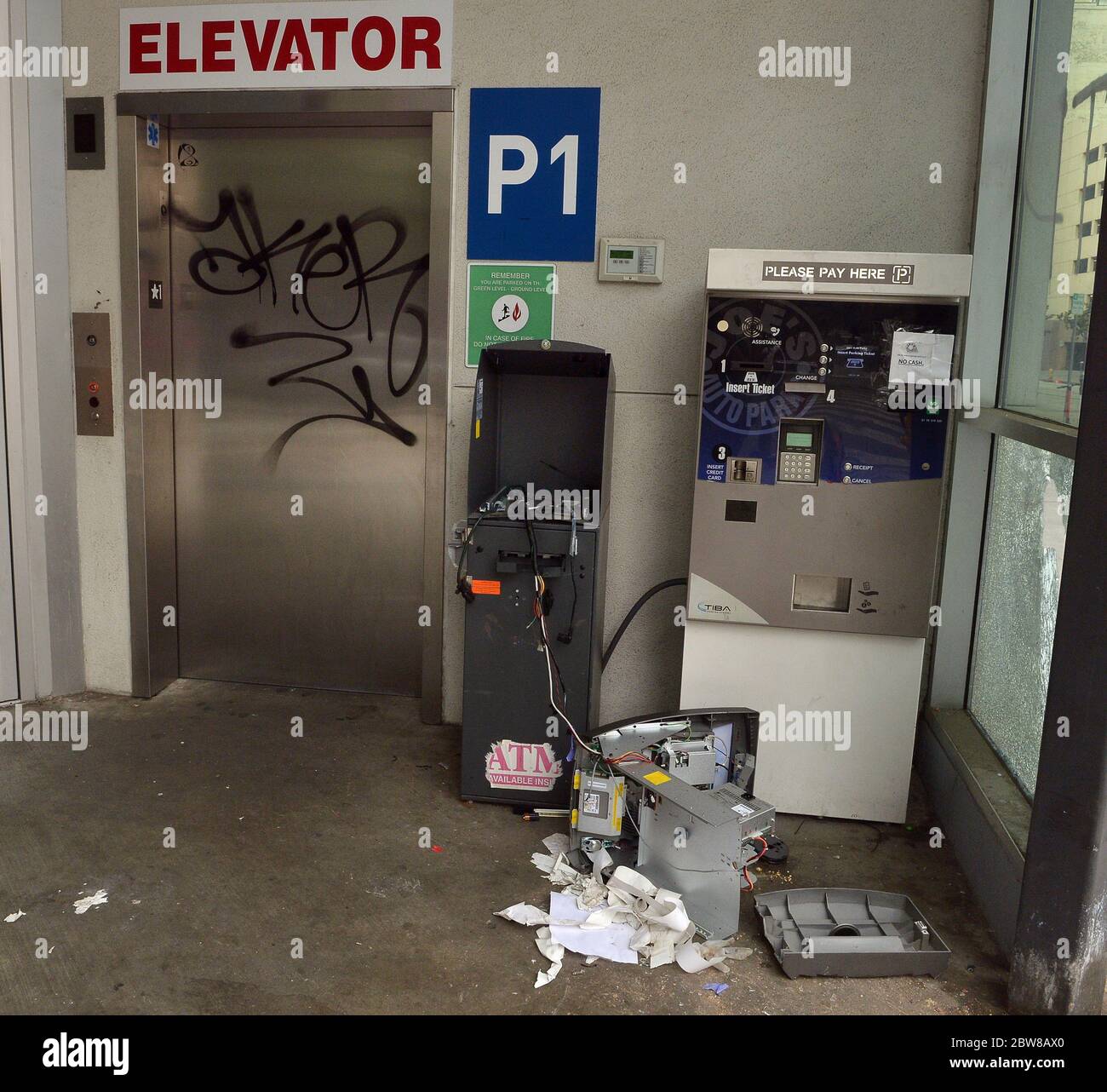 Los Angeles, Usa. Mai 2020. Ein beschädigter und geplünderter Geldautomat in einer CVS-Apotheke in der Innenstadt von Los Angles während der Freitagabendemonstrationen gegen Polizeibrutalität nach dem in-Custody Tod von George Floyd in Minneapolis wird am Samstag, 30. Mai 2020 abgebildet. Die Polizei stellte in der Innenstadt Gefechte auf und feuerte mindestens einmal nicht-tödliche Munition, als sie eine Menschenmenge aus der Gegend drängten. Foto von Jim Ruymen/UPI Quelle: UPI/Alamy Live News Stockfoto