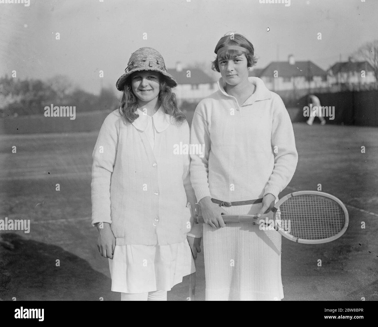 Finaltag beim Lawn Tennis Turnier in Sutton Miss Betty Nutwall und Miss Eileen Bennett fotografiert nach dem Spiel im Finale des Damen-Doppelspiels in Sutton 21 März 1925 Stockfoto