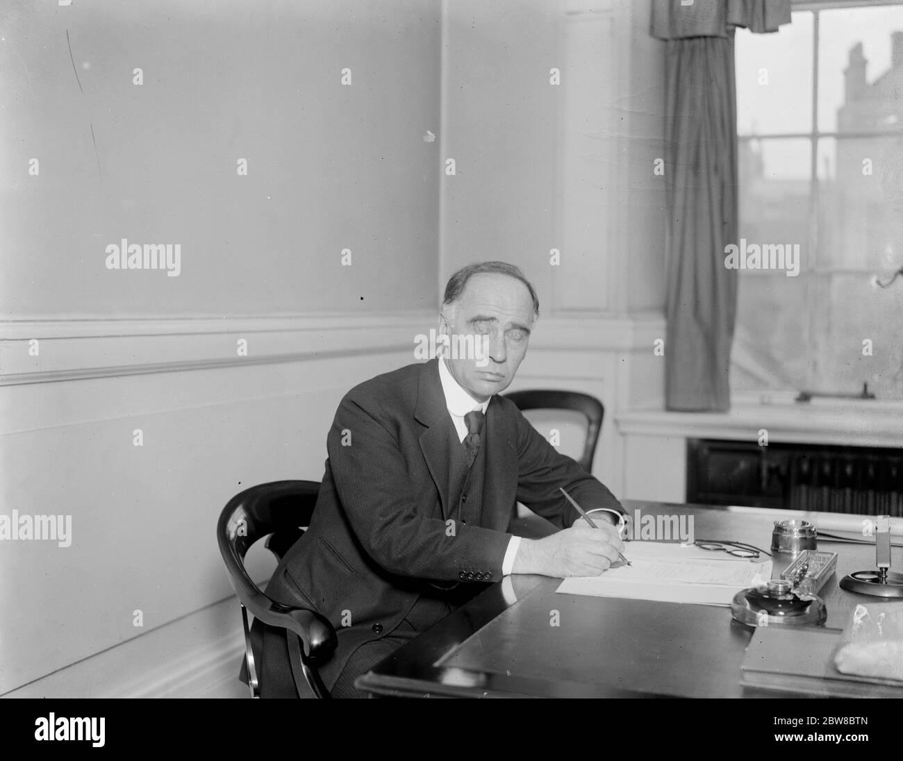Herr J M Gatti , der der neue Vorsitzende des LCC sein wird, an seinem Schreibtisch in der County Hall. 26. Januar 1927 Stockfoto
