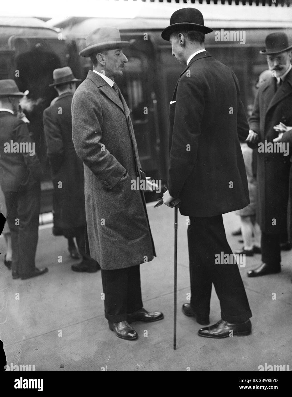 General Sir Alexander Cobbe verlässt Indien, um das nördliche Kommando zu übernehmen. General Sir Alexander Cobbe ( Mantel tragen ) in Victoria mit Oberst Roche plaudern 22 April 1926 Stockfoto