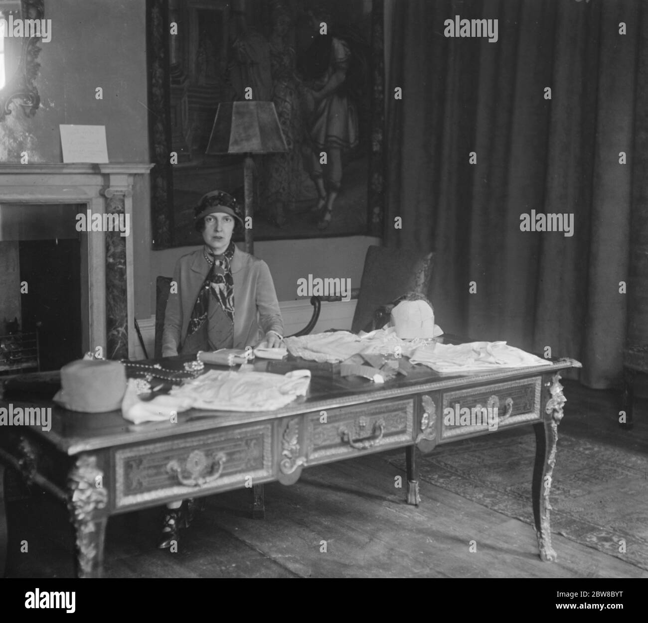 Lady Victor Paget öffnet ein Kleid Salon bei 10, Grafton Street, W. Lady Victor Paget in ihrem Geschäft. 24 Februar 1925 Stockfoto