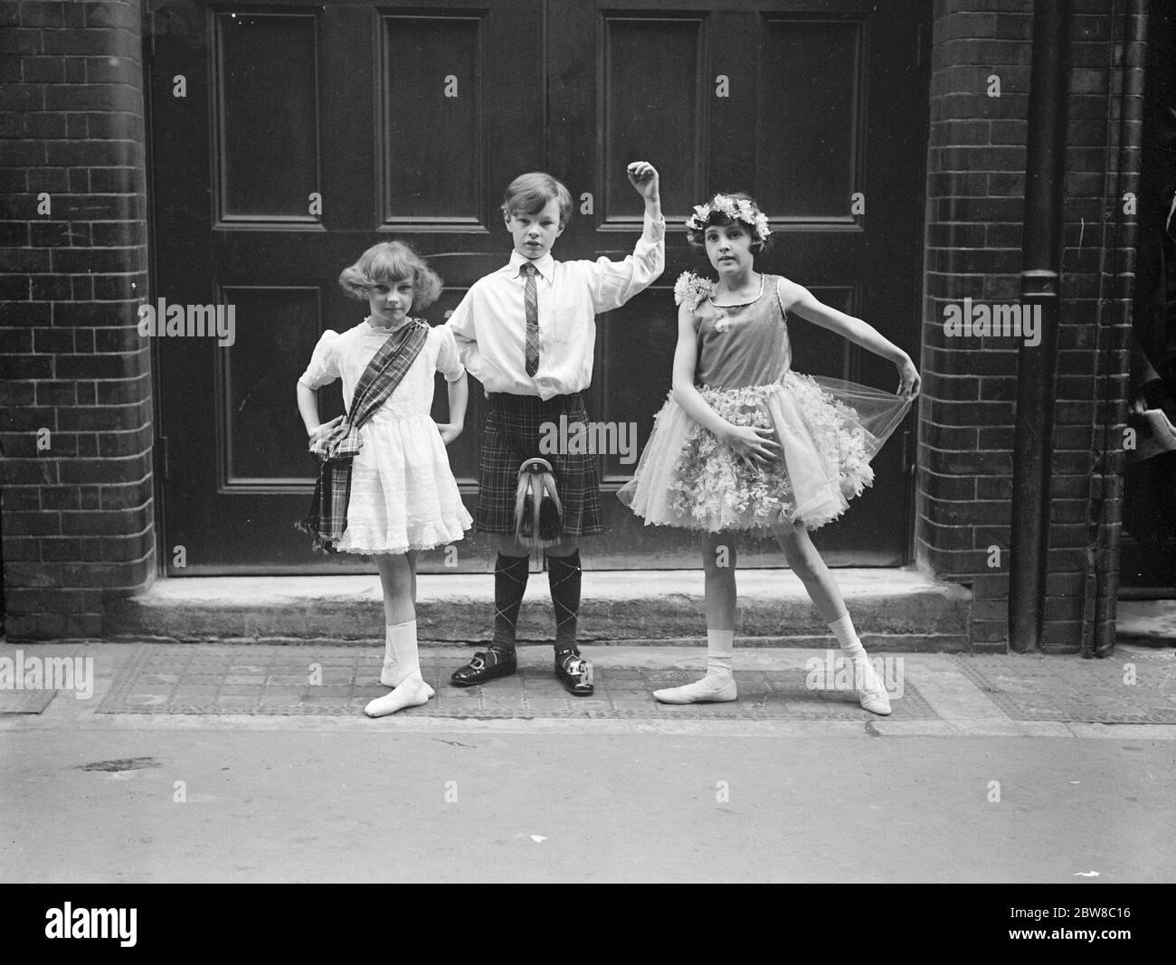 Gesellschaft Kinder ' s Tanz Matinee für Wohltätigkeit . Von links nach rechts, Lady Elizabeth Townshend, Marquis Townshend, und Lady Pamela Smith, Tochter von Lord und Lady Birkenhead. Juli 1925 Stockfoto