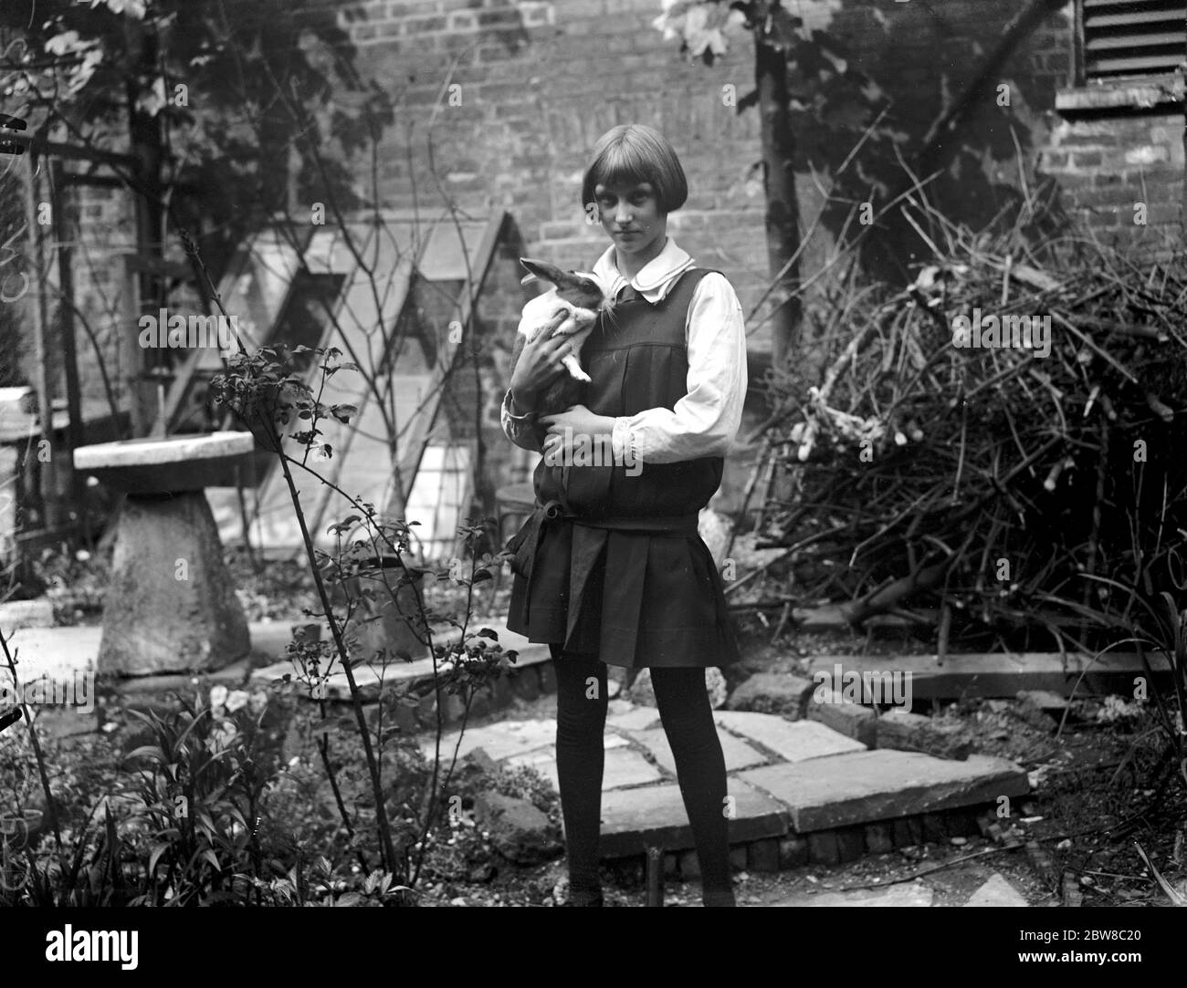 Miss Greta Hunt, 14 Jahre alt, von Holland Park, London, die gerade ihr öffentliches Debüt als Autorin mit Illustrationen ihres eigenen Designs gemacht hat. 17 Mai 1927 Stockfoto